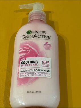 Garnier SkinActive Soothing Cleansing Milk - Pink, White